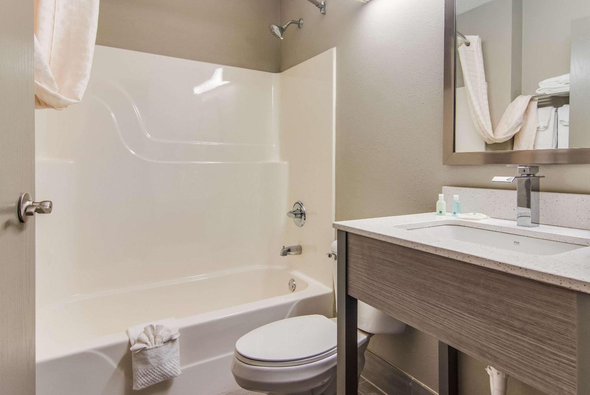 Quality Inn & Suites Grove City-Outlet Mall エクステリア 写真