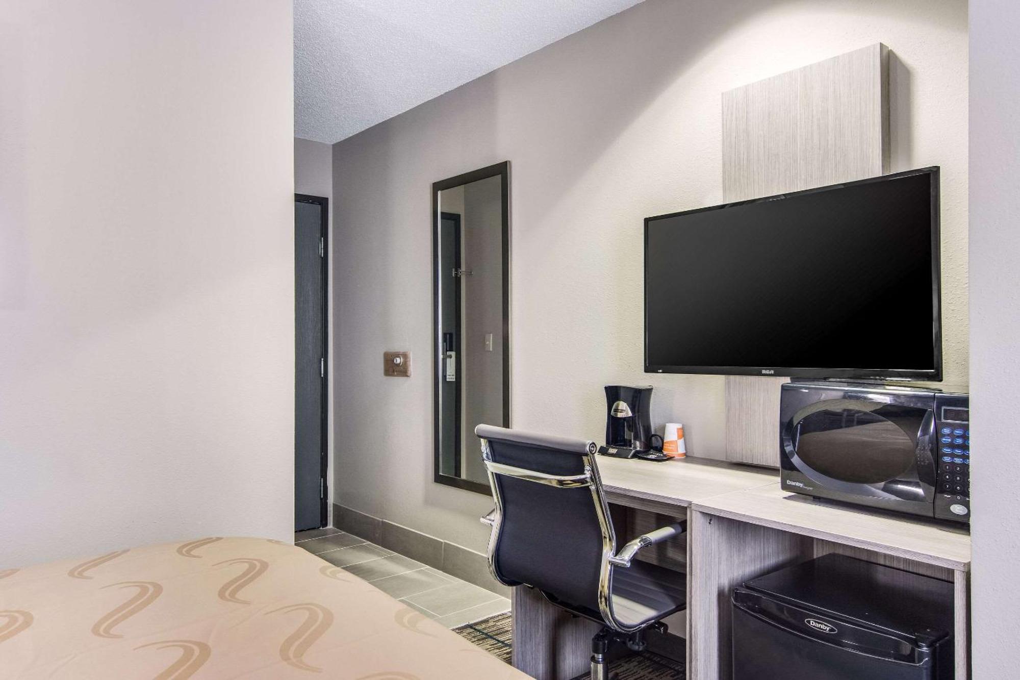 Quality Inn & Suites Grove City-Outlet Mall エクステリア 写真