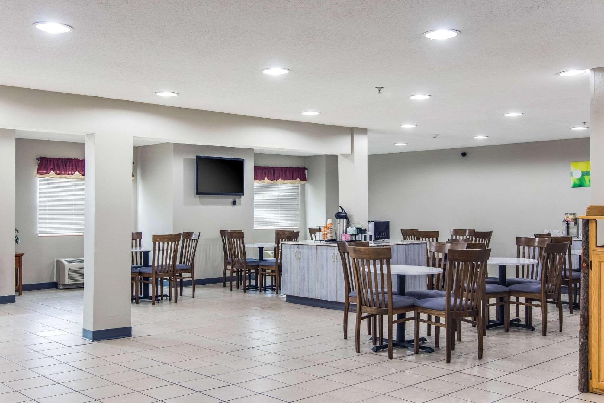Quality Inn & Suites Grove City-Outlet Mall エクステリア 写真