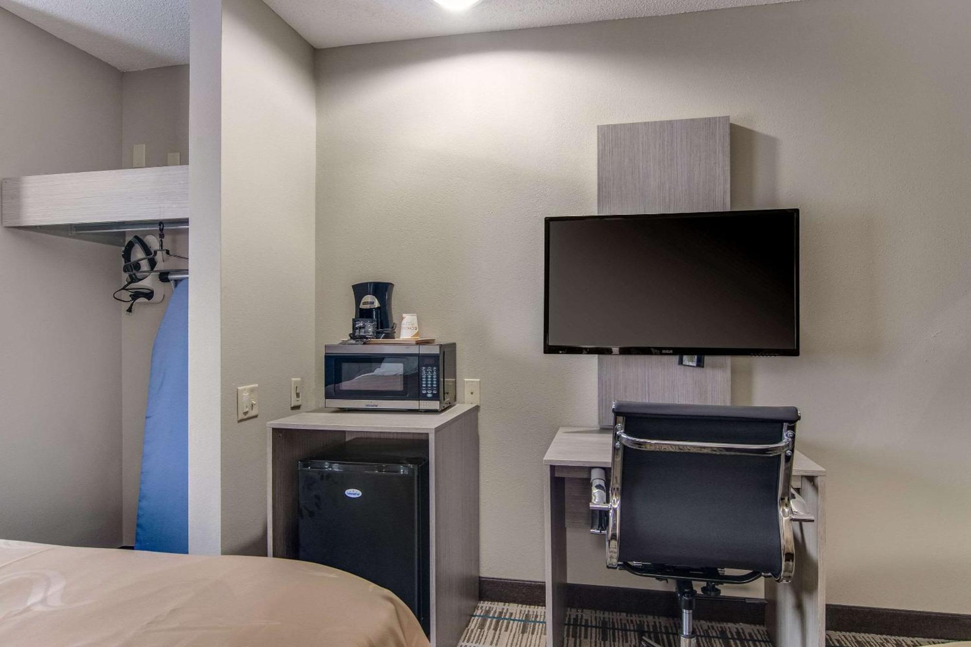 Quality Inn & Suites Grove City-Outlet Mall エクステリア 写真