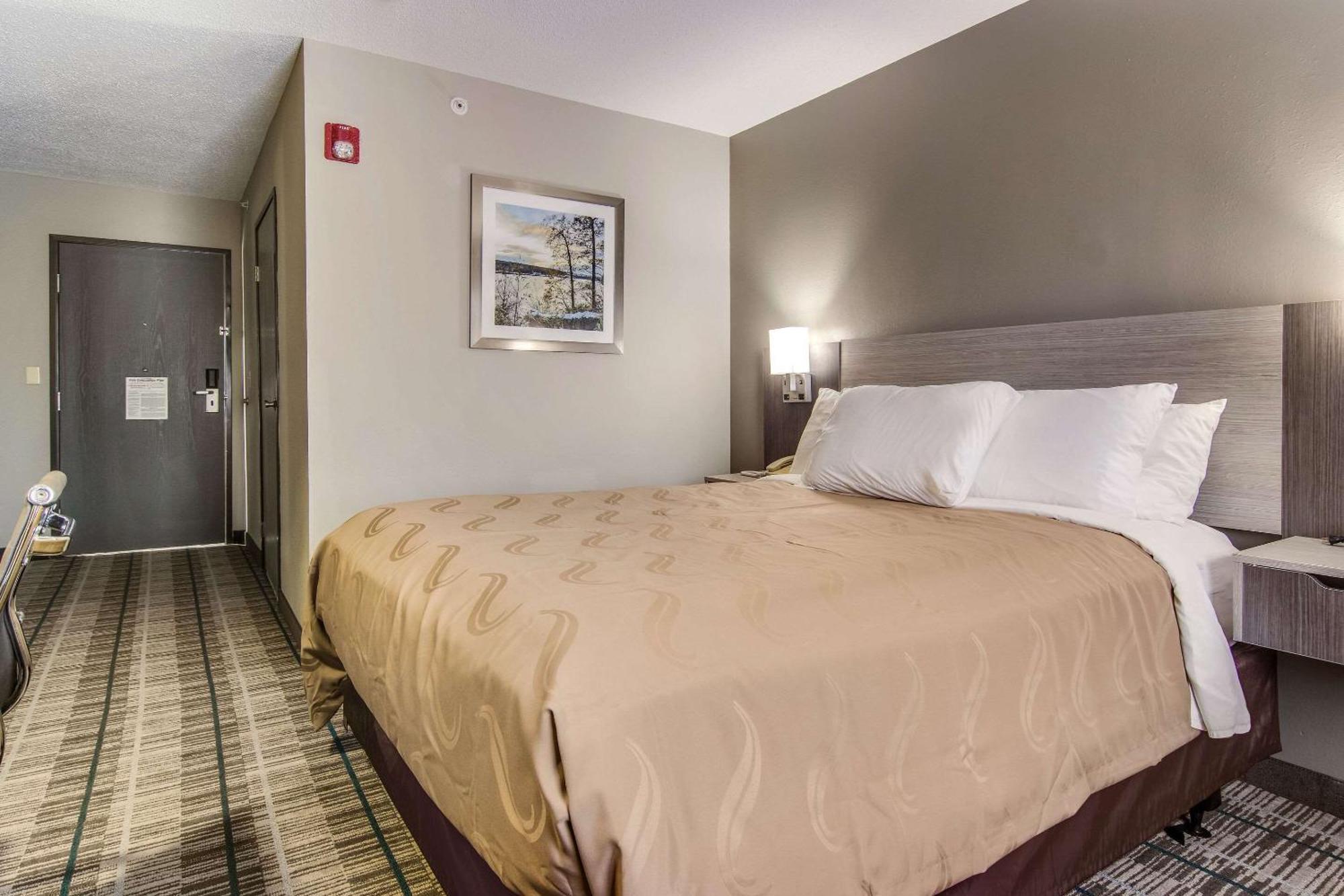 Quality Inn & Suites Grove City-Outlet Mall エクステリア 写真